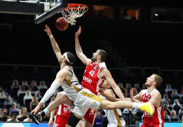 Löwen Braunschweig vs. Bamberg, BBL Braunschweig, 02.05.2021, BASKETBALL - easyCredit BBL Basketball Bundesliga, Löwen Braunschweig vs. Brose Bamberg, Saison 2020 21. Gavin Schilling (Löwen Braunschweig), David Kravish (Brose Bamberg) Braunschweig