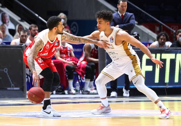 Löwen Braunschweig vs. Bamberg, BBL Braunschweig, 02.05.2021, BASKETBALL - easyCredit BBL Basketball Bundesliga, Löwen Braunschweig vs. Brose Bamberg, Saison 2020 21. Tyler Larson (Brose Bamberg), Garai Zeeb (Löwen Braunschweig) Braunschweig