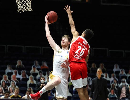 Löwen Braunschweig vs. Bamberg, BBL Braunschweig, 02.05.2021, BASKETBALL - easyCredit BBL Basketball Bundesliga, Löwen Braunschweig vs. Brose Bamberg, Saison 2020 21. Luc van Slooten (Löwen Braunschweig), Kenneth Ogbe (Brose Bamberg) Braunschweig