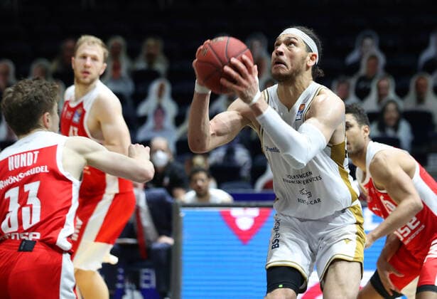 Löwen Braunschweig vs. Bamberg, BBL Braunschweig, 02.05.2021, BASKETBALL - easyCredit BBL Basketball Bundesliga, Löwen Braunschweig vs. Brose Bamberg, Saison 2020 21. Bennet Hundt (Brose Bamberg), Gavin Schilling (Löwen Braunschweig) Braunschweig