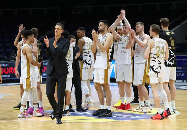 Löwen Braunschweig vs. Bamberg, BBL Braunschweig, 02.05.2021, BASKETBALL - easyCredit BBL Basketball Bundesliga, Löwen Braunschweig vs. Brose Bamberg, Saison 2020 21. Schlussjubel Headcoach Pete Strobl (Löwen Braunschweig) Braunschweig