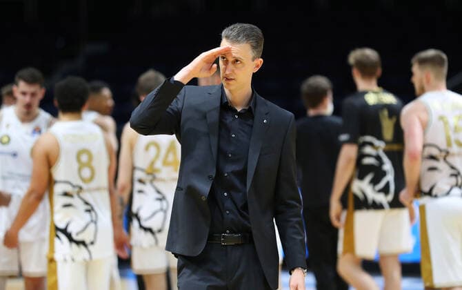 Löwen Braunschweig vs. Bamberg, BBL Braunschweig, 02.05.2021, BASKETBALL - easyCredit BBL Basketball Bundesliga, Löwen Braunschweig vs. Brose Bamberg, Saison 2020 21. Schlussjubel, Headcoach Pete Strobl (Löwen Braunschweig) Braunschweig