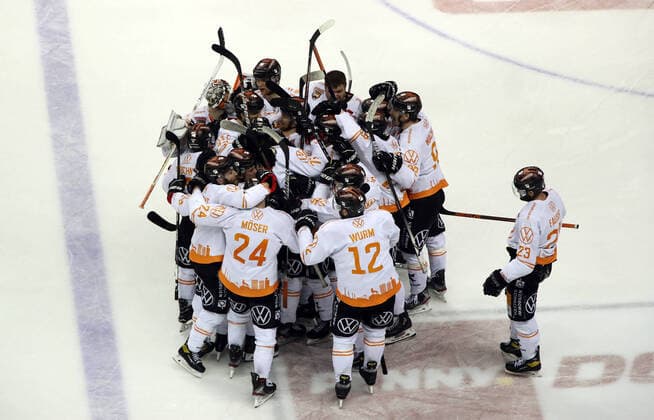 Bilder des Jahres 2021, Sport 05 Mai Sport Themen der Woche KW17 Sport Bilder des Tages Wolfsburger feiern 2:3 Sieg jubelnd Freude Emotion Jubel nach Spielende Eishockey Play Off Finale 1.Spiel Penny DEL Saison 2020 2021 02.05.2021 EHC Eisbären Berlin EBB vs. Grizzlys Wolfsburg WOB *** Wolfsburg celebrate 2 3 win jubilant joy emotion jubilation after end of game sports ice hockey play off final 1 game penny DEL season 2020 2021 02 05 2021 EHC Eisbären Berlin EBB vs Grizzlys Wolfsburg WOB