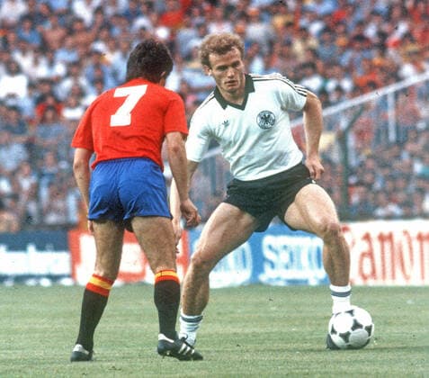 Fußball-Weltmeisterschaft 1982: Deutschland - Spanien 2:1 am 02.07.1982 in Madrid. Hans-Peter Briegel Aktion gegen Juan Juanito (ESP) *** Football World Cup 1982 Germany Spain 2 1 on 02 07 1982 in Madrid Hans Peter Briegel action against Juan Juanito ESP HM