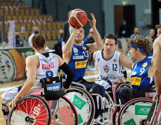 02.05.2021, xovx, Rollstuhlbasketball Champions Cup 2021, Finale, , RSB Thuringia Bulls - RSV Lahn-Dill v.l. Jitske Visser (RSB Thuringia Bulls), Thomas Böhme (RSV Lahn-Dill), Jens Albrecht (RSB Thuringia Bulls), Christopher Huber (RSV Lahn-Dill) Wetzlar Rittal-Arena Hessen Deutschland (DE)