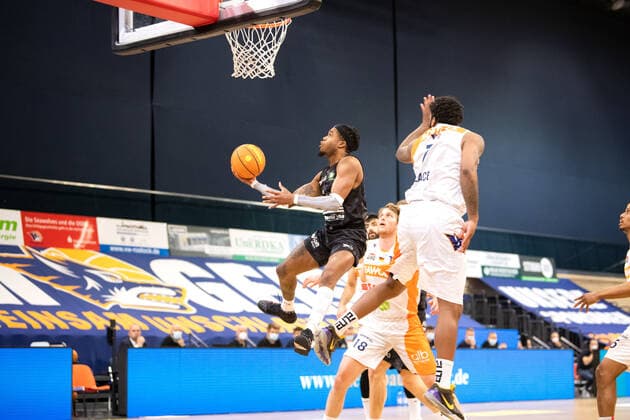 BARMER 2. Basketball Bundesliga ProA Playoff Spieltag 6 Saison 2020 2021 am 02.5.2021 Rostock Seawolves vs Science City Jena Mitte: Kasey Hill (Jena) in der Luft beim Korbleger Stadthalle Rostock