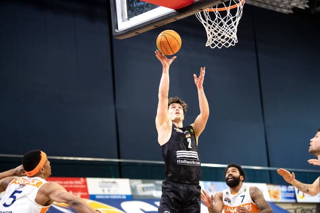 BARMER 2. Basketball Bundesliga ProA Playoff Spieltag 6 Saison 2020 2021 am 02.5.2021 Rostock Seawolves vs Science City Jena Mitte: Dennis Nawrocki (Jena) beim Korbleger gegen links Chris Carter (Rostock 5) und rechts Travor Lacey (Rostock 7) Stadthalle Rostock