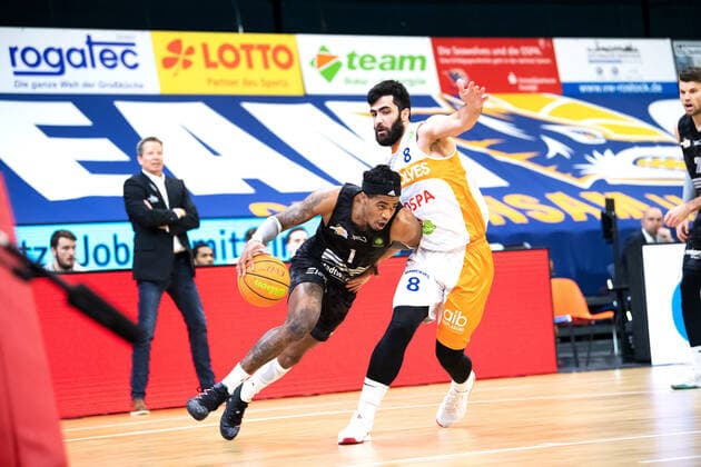 BARMER 2. Basketball Bundesliga ProA Playoff Spieltag 6 Saison 2020 2021 am 02.5.2021 Rostock Seawolves vs Science City Jena v.li. Kasey Hill (Jena) am Ball gegen Behnam Yakhchali (Rostock) Stadthalle Rostock