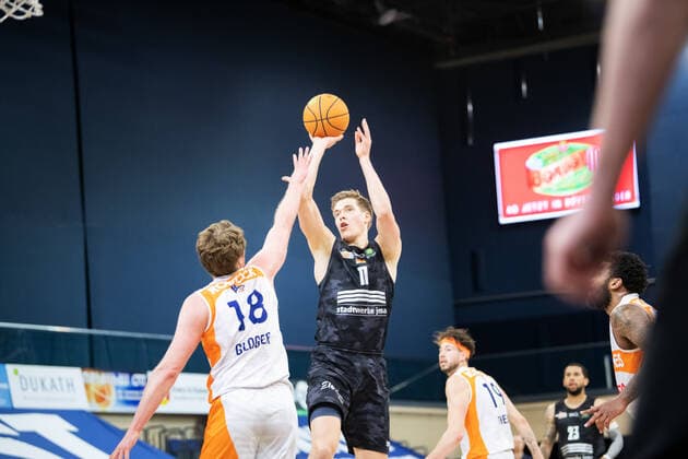 BARMER 2. Basketball Bundesliga ProA Playoff Spieltag 6 Saison 2020 2021 am 02.5.2021 Rostock Seawolves vs Science City Jena v.re. beim Wurf Robin Lodders (Jena) vs Till Gloger (Rostock) Stadthalle Rostock