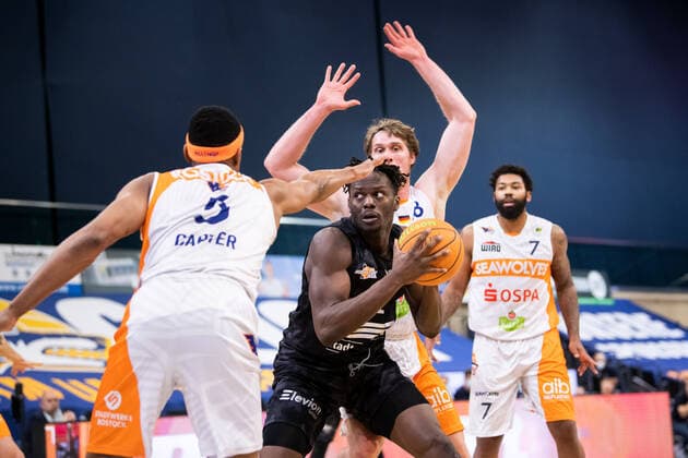 BARMER 2. Basketball Bundesliga ProA Playoff Spieltag 6 Saison 2020 2021 am 02.5.2021 Rostock Seawolves vs Science City Jena Mitte: Norense Odiase (Jena) am Ball gegen links Chris Carter (Rostock) und dahinter Till Gloger (Rostock) Stadthalle Rostock