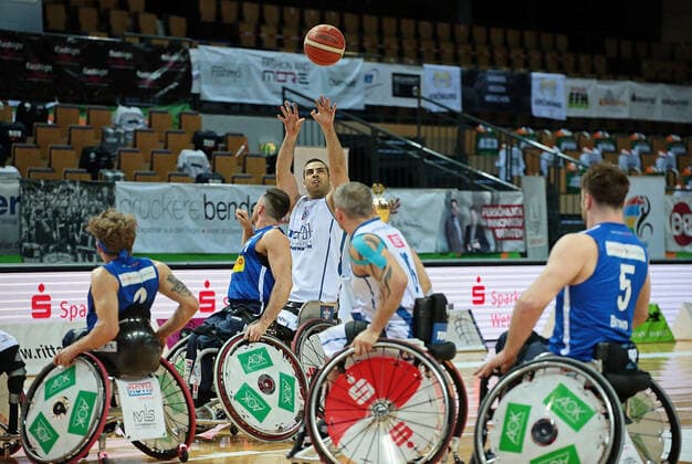 02.05.2021, xovx, Rollstuhlbasketball Champions Cup 2021, Finale, , RSB Thuringia Bulls - RSV Lahn-Dill v.l. Christopher Huber (RSV Lahn-Dill), Steve Serio (RSV Lahn-Dill), Vahid Gholamazad (RSB Thuringia Bulls), Joakim Linden (RSB Thuringia Bulls), Simon Brown (RSV Lahn-Dill) Wetzlar Rittal-Arena Hessen Deutschland (DE)