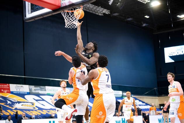 BARMER 2. Basketball Bundesliga ProA Playoff Spieltag 6 Saison 2020 2021 am 02.5.2021 Rostock Seawolves vs Science City Jena Mitte: Norense Odiase (Jena) beim Korbleger gegen Behnam Yakhchali (Rostock) und Trevor Lacey (Rostock) Stadthalle Rostock