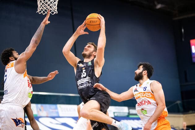 BARMER 2. Basketball Bundesliga ProA Playoff Spieltag 6 Saison 2020 2021 am 02.5.2021 Rostock Seawolves vs Science City Jena Mitte: Stephan Haukohl (Jena) mit Zug zum Korb gegen rechts Behnam Yakhchali (Rostock) Stadthalle Rostock