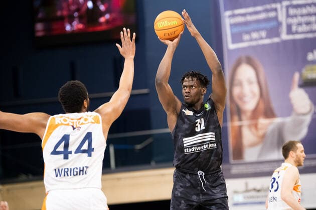 BARMER 2. Basketball Bundesliga ProA Playoff Spieltag 6 Saison 2020 2021 am 02.5.2021 Rostock Seawolves vs Science City Jena v.re. Norense Odiase (Jena) beim Wurf gegen Keith Andre Wright (Rostock) Stadthalle Rostock