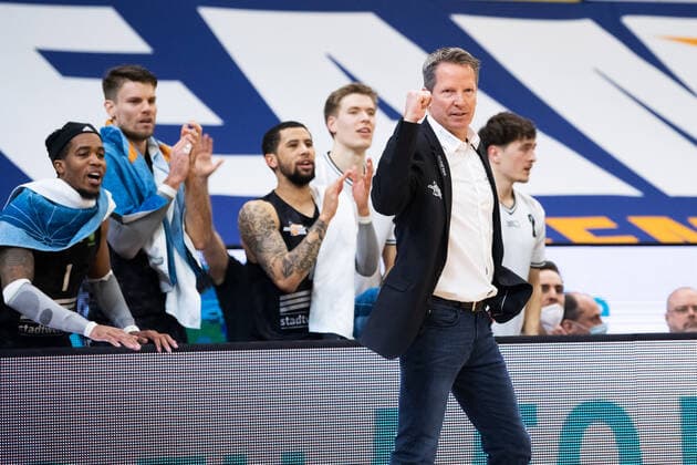 BARMER 2. Basketball Bundesliga ProA Playoff Spieltag 6 Saison 2020 2021 am 02.5.2021 Rostock Seawolves vs Science City Jena rechts: Trainer Frank Menz (Jena) mit geballter Faust. Dahinter sein Team am Jubeln. Stadthalle Rostock