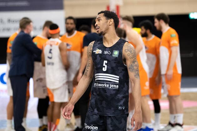 BARMER 2. Basketball Bundesliga ProA Playoff Spieltag 6 Saison 2020 2021 am 02.5.2021 Rostock Seawolves vs Science City Jena Mitte: Zamal Nixon (Jena) tief enttäuscht nach der 104:107 Niederlage in Rostock und dem verpassten Aufstieg Stadthalle Rostock