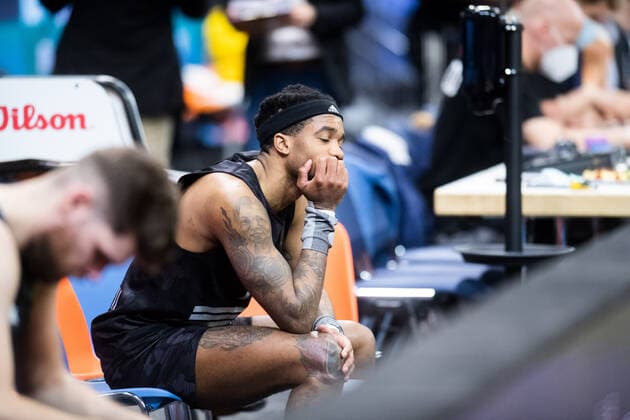 BARMER 2. Basketball Bundesliga ProA Playoff Spieltag 6 Saison 2020 2021 am 02.5.2021 Rostock Seawolves vs Science City Jena rechts: Kasey Hill (Jena) tief enttäuscht nach dem verpassten Aufstieg, nach der 104:107 Niederlage in Rostock. vorn Julius Wolf (Jena) Stadthalle Rostock