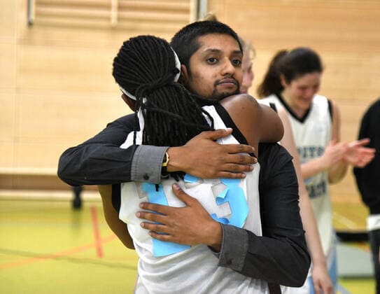 Aufstiegsspiel zur 1. Basketball-Bundesliga der Frauen. Capitol Bascats - Qool Sharks Würzburg 02.05.2021. Trainer Nash Kubendrarajah umarmt Marquita Lashae Waller.