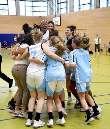 Aufstiegsspiel zur 1. Basketball-Bundesliga der Frauen. Capitol Bascats - Qool Sharks Würzburg 02.05.2021. Schlußjubel Bascats.