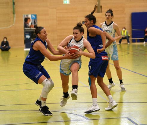 Aufstiegsspiel zur 1. Basketball-Bundesliga der Frauen. Capitol Bascats - Qool Sharks Würzburg 02.05.2021. Iva Banozic (Bascats Mitte) gegen zwei Würzburgerinnen.
