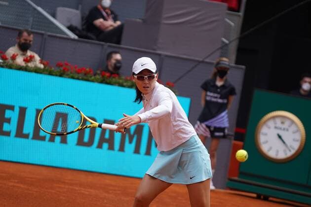 Saisai Zheng (CHN) vs Simona Halep (ROU) Durning Match WTA, Tennis Damen 1000 - Mutua Madrid Open 2021 at La Caja Magica, domingo 02 de mayo de 2021 Cordon Press