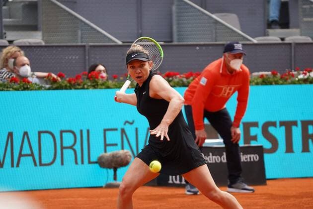 Saisai Zheng (CHN) vs Simona Halep (ROU) Durning Match WTA, Tennis Damen 1000 - Mutua Madrid Open 2021 at La Caja Magica, domingo 02 de mayo de 2021 Cordon Press
