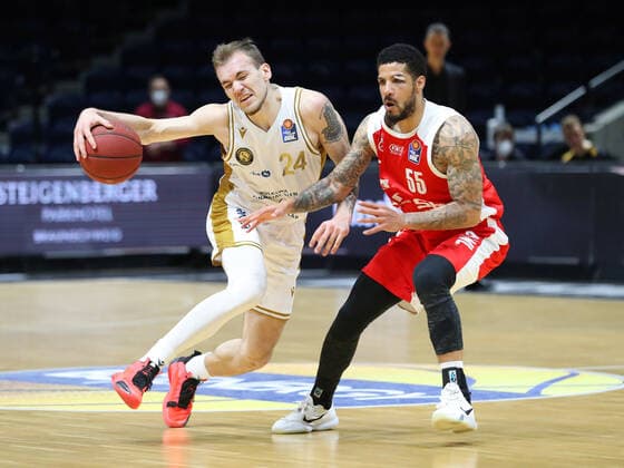 Löwen Braunschweig vs. Bamberg, BBL Braunschweig, 02.05.2021, BASKETBALL - easyCredit BBL Basketball Bundesliga, Löwen Braunschweig vs. Brose Bamberg, Saison 2020 21. Amas Velicka (Löwen Braunschweig), Tyler Larson (Brose Bamberg) Braunschweig