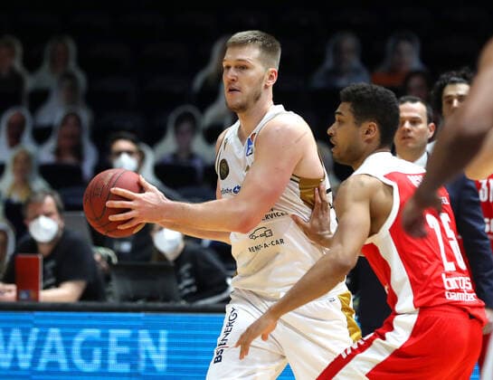 Löwen Braunschweig vs. Bamberg, BBL Braunschweig, 02.05.2021, BASKETBALL - easyCredit BBL Basketball Bundesliga, Löwen Braunschweig vs. Brose Bamberg, Saison 2020 21. Martin Peterka (Löwen Braunschweig), Kenneth Ogbe (Brose Bamberg) Braunschweig
