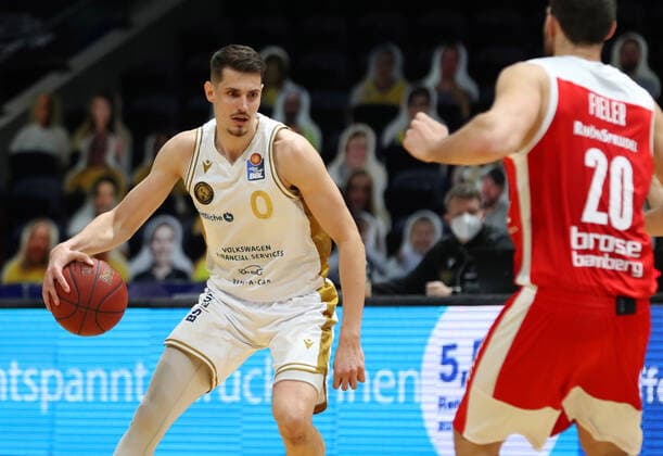 Löwen Braunschweig vs. Bamberg, BBL Braunschweig, 02.05.2021, BASKETBALL - easyCredit BBL Basketball Bundesliga, Löwen Braunschweig vs. Brose Bamberg, Saison 2020 21. Lukas Wank (Löwen Braunschweig), Chase Fieler (Brose Bamberg) Braunschweig