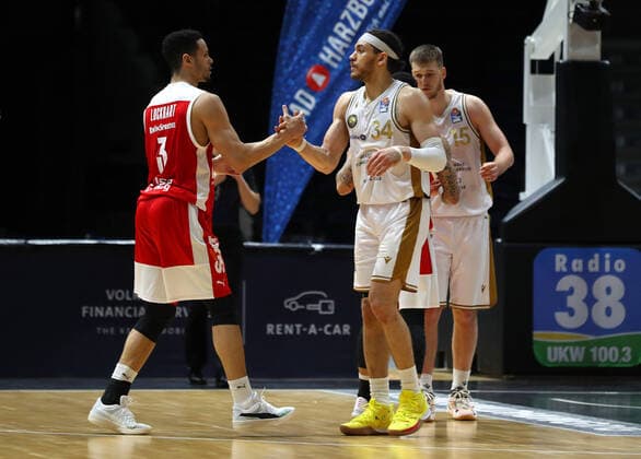Löwen Braunschweig vs. Bamberg, BBL Braunschweig, 02.05.2021, BASKETBALL - easyCredit BBL Basketball Bundesliga, Löwen Braunschweig vs. Brose Bamberg, Saison 2020 21. Dominic Lockhart (Brose Bamberg), Gavin Schilling (Löwen Braunschweig), Braunschweig
