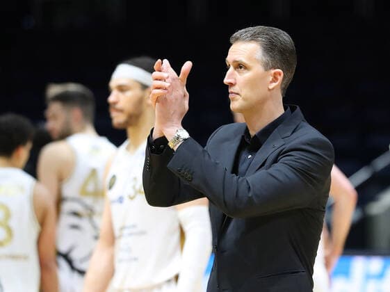 Löwen Braunschweig vs. Bamberg, BBL Braunschweig, 02.05.2021, BASKETBALL - easyCredit BBL Basketball Bundesliga, Löwen Braunschweig vs. Brose Bamberg, Saison 2020 21.Schlussjubel Headcoach Pete Strobl (Löwen Braunschweig) Braunschweig