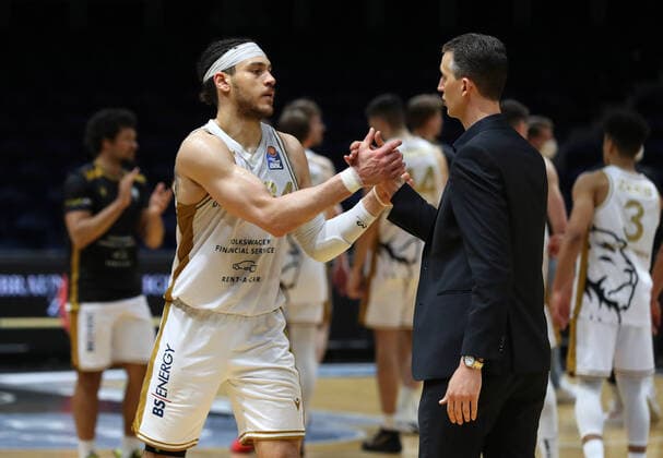 Löwen Braunschweig vs. Bamberg, BBL Braunschweig, 02.05.2021, BASKETBALL - easyCredit BBL Basketball Bundesliga, Löwen Braunschweig vs. Brose Bamberg, Saison 2020 21. Schlussjubel, Gavin Schilling (Löwen Braunschweig) , Headcoach Pete Strobl (Löwen Braunschweig) Braunschweig