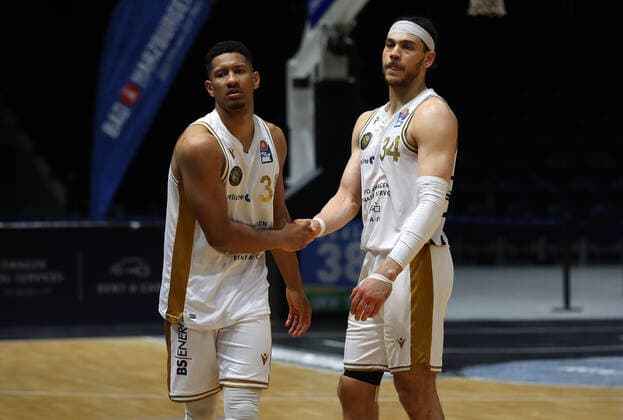 Löwen Braunschweig vs. Bamberg, BBL Braunschweig, 02.05.2021, BASKETBALL - easyCredit BBL Basketball Bundesliga, Löwen Braunschweig vs. Brose Bamberg, Saison 2020 21.Schlussjubel Karim Jallow (Löwen Braunschweig), Gavin Schilling (Löwen Braunschweig) Braunschweig