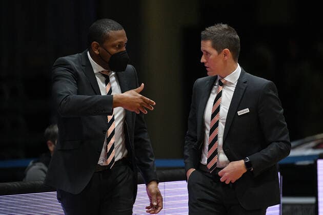 Tyron McCoy (Assistenztrainer, Assistant Coach, Ratiopharm Ulm) li. und Jaka Lakovic (Trainer, Head Coach, Ratiopharm Ulm) re., Niners Chemnitz vs. Ratiopharm Ulm, 02.05.2021, easycredit Basketball Bundesliga, GER, Saison 2020 21 Niners Chemnitz vs. Ratiopharm Ulm, 02.05.2021, easycredit Basketball Bundesliga, GER, Saison 2020 21 Chemnitz Copyright: xBertxHarzer xEibner-xPressefotox