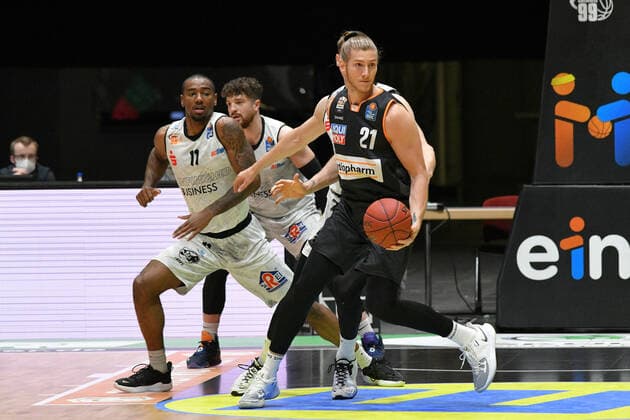 Dylan Osetkowski (Ratiopharm Ulm) re. und Isiaha Mike (Niners Chemnitz) li., Niners Chemnitz vs. Ratiopharm Ulm, 02.05.2021, easycredit Basketball Bundesliga, GER, Saison 2020 21 Niners Chemnitz vs. Ratiopharm Ulm, 02.05.2021, easycredit Basketball Bundesliga, GER, Saison 2020 21 Chemnitz Copyright: xBertxHarzer xEibner-xPressefotox