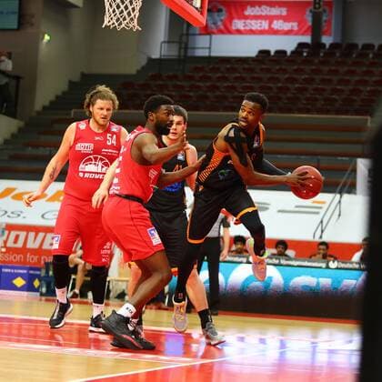 Josh Young (Vechta) im Zweikampf mit Isaac Hamilton (Giessen) Jobstairs Giessen 46ers vs Rasta Vechta, Basketball, Bundesliga, 02.05.2021 Jobstairs Giessen 46ers vs Rasta Vechta, Basketball, Bundesliga, 02.05.2021 Giessen Copyright: xEibner-Pressefotox EP_RWS