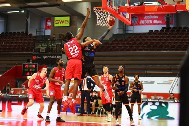 Sha Markus Kennedy (Vechta) im Zweikampf mit Chad Brown (Giessen) am Korb Jobstairs Giessen 46ers vs Rasta Vechta, Basketball, Bundesliga, 02.05.2021 Jobstairs Giessen 46ers vs Rasta Vechta, Basketball, Bundesliga, 02.05.2021 Giessen Copyright: xEibner-Pressefotox EP_RWS