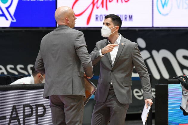Daniel Mayer Sokolovsky (Assistenztrainer, Assistant Coach, Niners Chemnitz) re. und Rodrigo Pastore (Trainer, Head Coach, Niners Chemnitz) li., Niners Chemnitz vs. Ratiopharm Ulm, 02.05.2021, easycredit Basketball Bundesliga, GER, Saison 2020 21 Niners Chemnitz vs. Ratiopharm Ulm, 02.05.2021, easycredit Basketball Bundesliga, GER, Saison 2020 21 Chemnitz Copyright: xBertxHarzer xEibner-xPressefotox