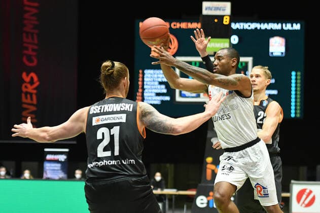 Isiaha Mike (Niners Chemnitz) Mitte, Thomas Klepeisz (Ratiopharm Ulm) re. und Dylan Osetkowski (Ratiopharm Ulm) li., Niners Chemnitz vs. Ratiopharm Ulm, 02.05.2021, easycredit Basketball Bundesliga, GER, Saison 2020 21 Niners Chemnitz vs. Ratiopharm Ulm, 02.05.2021, easycredit Basketball Bundesliga, GER, Saison 2020 21 Chemnitz Copyright: xBertxHarzer xEibner-xPressefotox