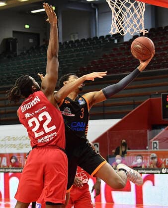 02.05.2021, xjhx, Basketball BBL Bundesliga, Giessen 46ers - SC Rasta Vechta emspor, v.l. Chad Brown (Giessen 46ers), Sha«Markus Sha Markus Kennedy (Rasta Vechta) Giessen