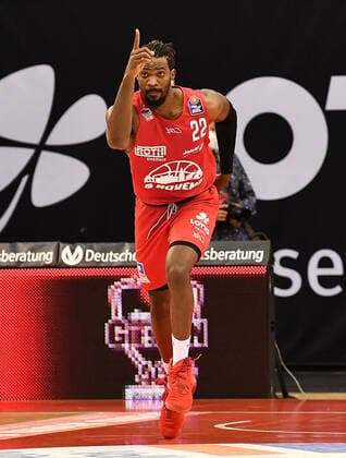 02.05.2021, xjhx, Basketball BBL Bundesliga, Giessen 46ers - SC Rasta Vechta emspor, v.l. Chad Brown (Giessen 46ers) jubelt Giessen