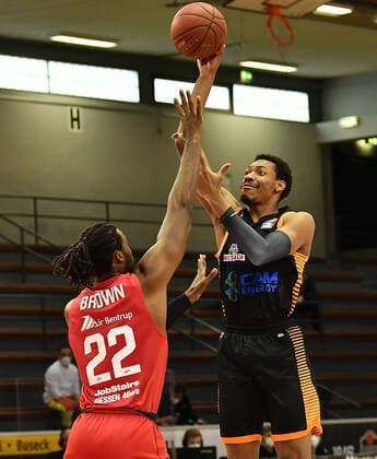 02.05.2021, xjhx, Basketball BBL Bundesliga, Giessen 46ers - SC Rasta Vechta emspor, v.l. Chad Brown (Giessen 46ers), Sha«Markus Sha Markus Kennedy (Rasta Vechta) Giessen