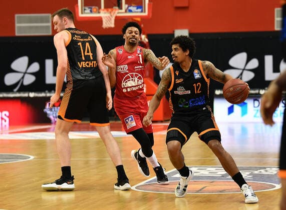 02.05.2021, xjhx, Basketball BBL Bundesliga, Giessen 46ers - SC Rasta Vechta emspor, v.l. Philipp Herkenhoff (Rasta Vechta), Diante Mautice Garrett (Giessen 46ers), Edgar Sosa (Rasta Vechta) Giessen