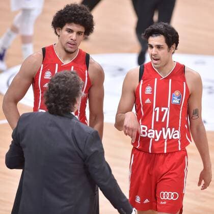 Sasha Grant (FC Bayern Muenchen) und Erol Ersek (FC Bayern Muenchen); Andrea Trinchieri (Trainer, Headcoach FC Bayern Muenchen) (vorne) , Basketball, Bundesliga, BBL, BG Goettingen - FC Bayern Muenchen, 02.05.2021, BG Goettingen - FC Bayern Muenchen, Basketball, Bundesliga, GER, BBL, 02.05.2021 Goettingen Copyright: xEibner-Pressefotox-xRolandxSippelx