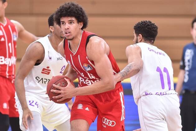Sasha Grant (FC Bayern Muenchen) (am Ball), Aubrey Dawkins (BG Goettingen) (hinten), Marvin Omuvwie (BG Goettingen) (R) , Basketball, Bundesliga, BBL, BG Goettingen - FC Bayern Muenchen, 02.05.2021, BG Goettingen - FC Bayern Muenchen, Basketball, Bundesliga, GER, BBL, 02.05.2021 Goettingen Copyright: xEibner-Pressefotox-xRolandxSippelx