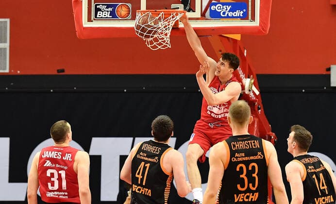 02.05.2021, xjhx, Basketball BBL Bundesliga, Giessen 46ers - SC Rasta Vechta emspor, v.l. Alen Pjanic (Giessen 46ers) beim dunk Giessen