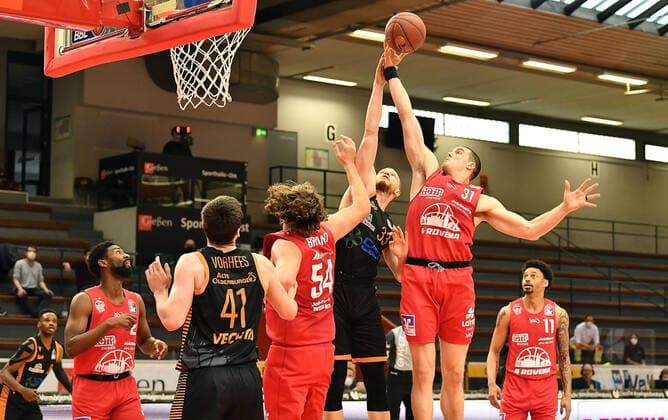 02.05.2021, xjhx, Basketball BBL Bundesliga, Giessen 46ers - SC Rasta Vechta emspor, v.l. Isaac Brandon Hamilton (Giessen 46ers), Will Vorhees (Rasta Vechta), John Bryant (Giessen 46ers), Robin Christen (Rasta Vechta), Scotie James jr. (Giessen 46ers) Giessen