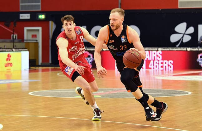 02.05.2021, xjhx, Basketball BBL Bundesliga, Giessen 46ers - SC Rasta Vechta emspor, v.l. Alen Pjanic (Giessen 46ers), Robin Christen (Rasta Vechta) Giessen