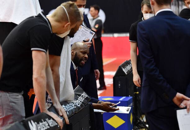 02.05.2021, xjhx, Basketball BBL Bundesliga, Giessen 46ers - SC Rasta Vechta emspor, v.l. Trainer Derrick Allen (Rasta Vechta) gibt Anweisungen, gestikuliert, mit den Armen gestikulieren gives instructions, gesticulate. Giessen