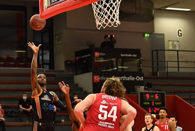 02.05.2021, xjhx, Basketball BBL Bundesliga, Giessen 46ers - SC Rasta Vechta emspor, v.l. Josh Young (Rasta Vechta) Giessen